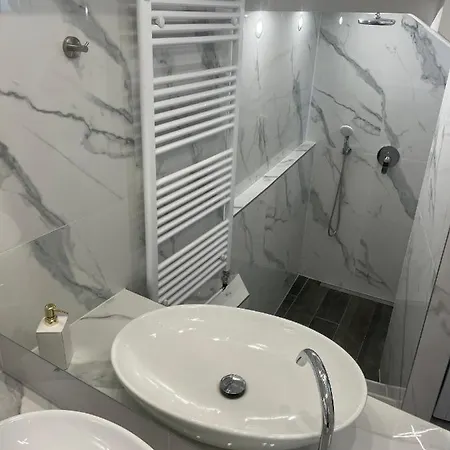 Seven Apartment *
